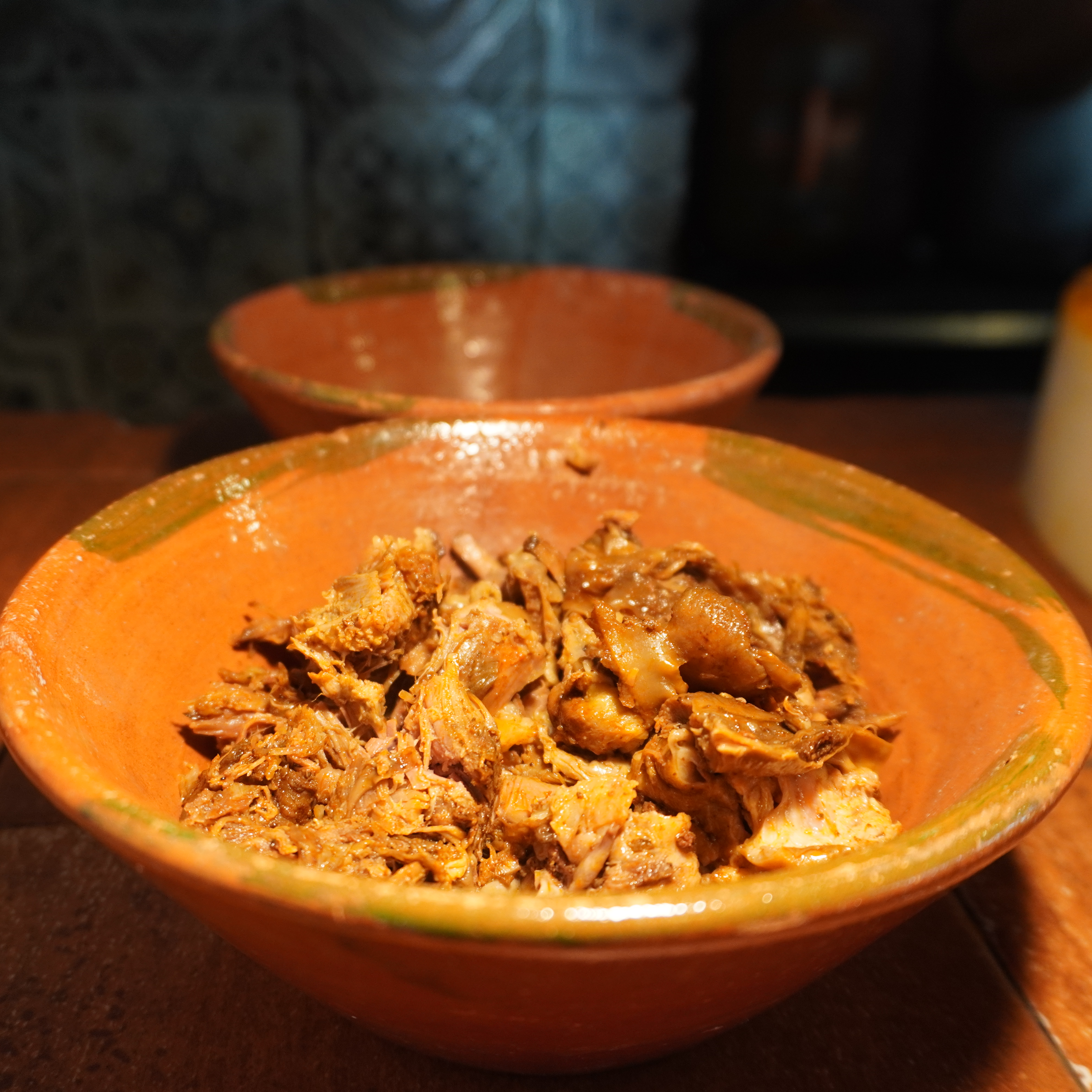 Birria servida en cazuela de barro